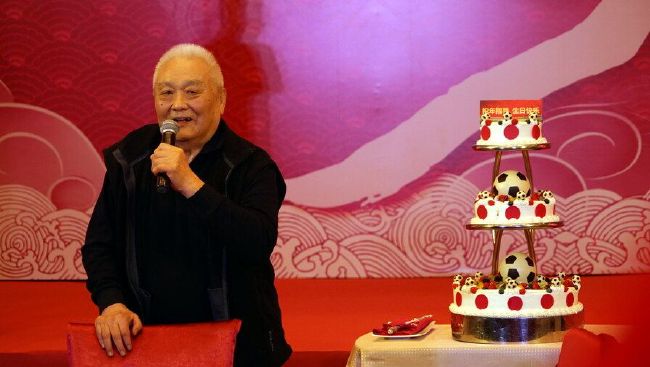 16/17赛季，托蒂与斯帕莱蒂曾经在罗马共事，由于出场时间等等问题，二人的关系最终闹僵。